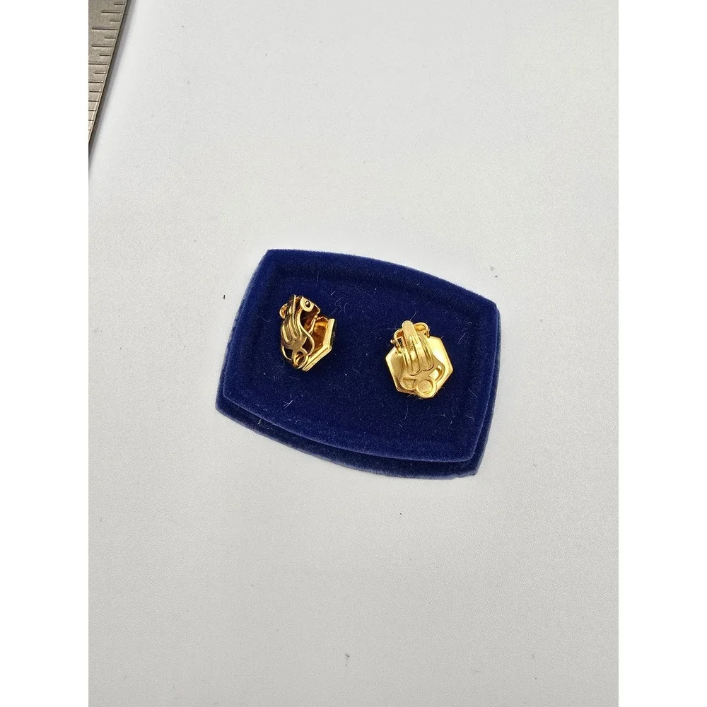 Vintage‎ Damascene Black GoldFloral Hexagon Clip-On Earrings Gold Tone Metal